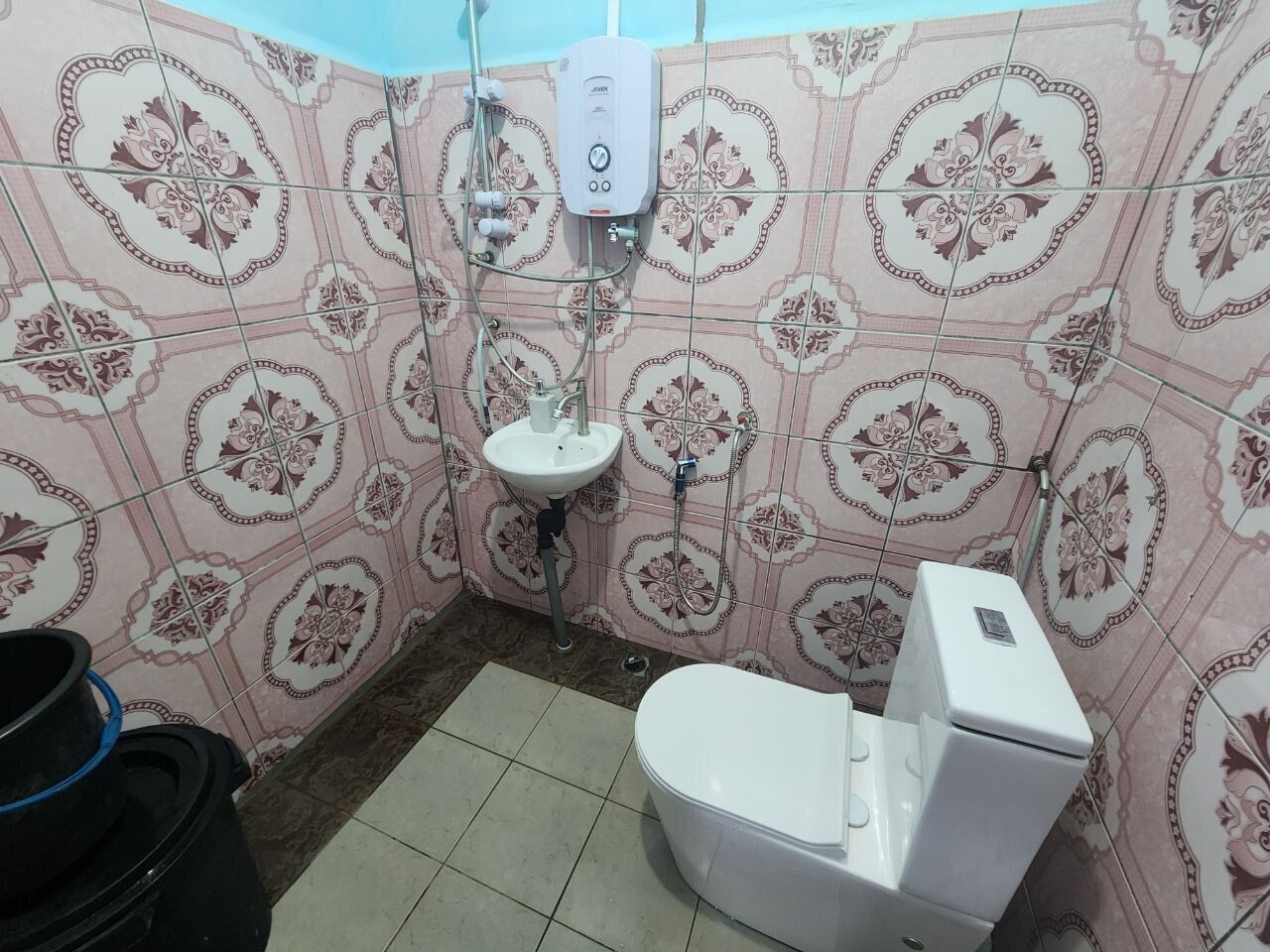 Un baño con inodoro, lavabo y ducha.