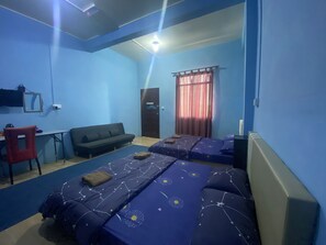 Quarto família (Room No 9 Bonjour) | Escrivaninha, espaço de trabalho para notebook