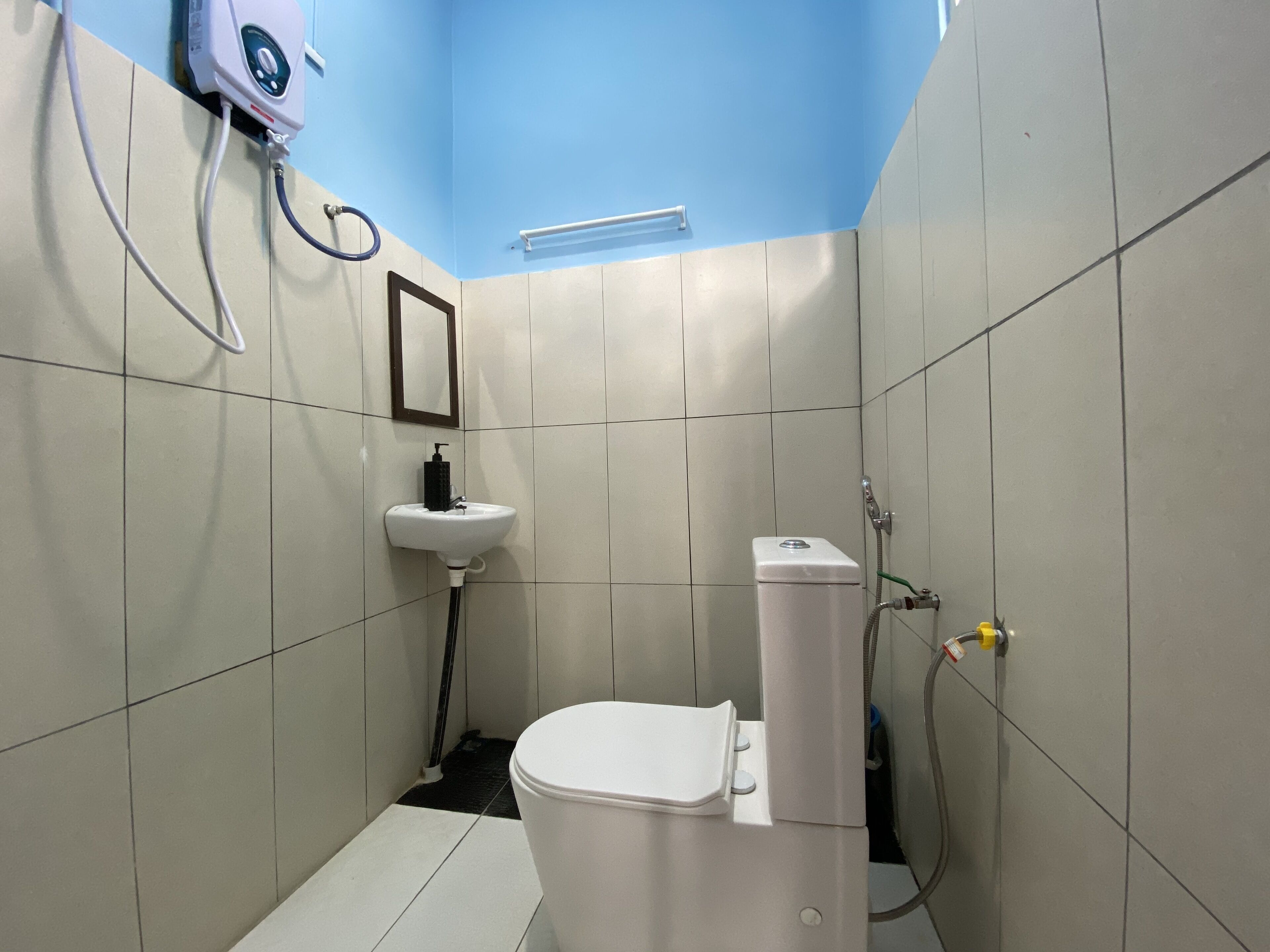 经济三人房 (Room No 5 Hola) | 浴室 | 淋浴设施、吹风机、拖鞋、坐浴桶