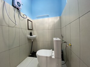 Room No 5 Hola | Bathroom - Kupi-Kupi & Stay (Ranau)