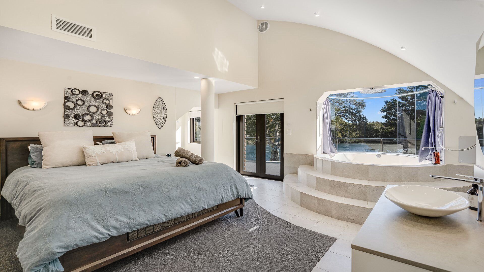 4 bedrooms, iron/ironing board, Internet, bed sheets