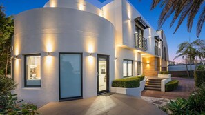 Exterior - Whitehaven - Ultimate Coastal Retreat! (Wamberal)