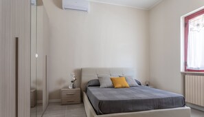 Apartment, 1 Bedroom | Seterika/papan seterika, katil bayi/kot (surcaj), cadar katil 