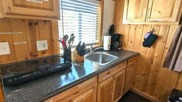 Kühlschrank, Mikrowelle, Herdplatte, Wasserkocher mit Kaffee-/Teezubehör