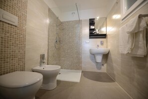 Shower, free toiletries, hair dryer, bidet - Hotel Nuova Orchidea (Dresano)