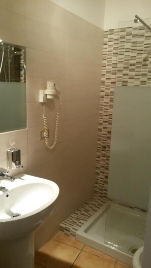 Shower, free toiletries, hair dryer, bidet - Hotel Nuova Orchidea (Dresano)