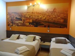 Chambre Triple | Minibar, chambres insonorisées, lits bébé (en supplément), Wi-Fi gratuit