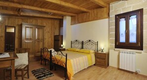 Dreibettzimmer, eigenes Bad (external) | Hochwertige Bettwaren, individuell dekoriert, individuell eingerichtet