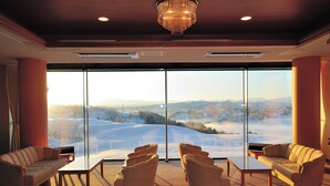 A room with a large window, a chandelier, and a sofa. - Matsudai Shibatoge Onsen Unkai (Tokamachi)