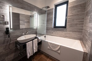 Junior Suite Premium | Bathroom | Deep soaking tub, rainfall showerhead, free toiletries, hair dryer - Premium by GS Hotel (Munich)