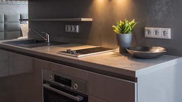 Frigorifero con congelatore, microonde, forno
