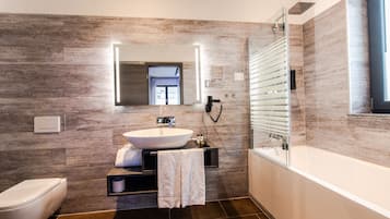 Junior Suite Premium | Bathroom | Deep soaking tub, rainfall showerhead, free toiletries, hair dryer