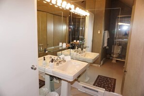 House, 6 Bedrooms | Bathroom