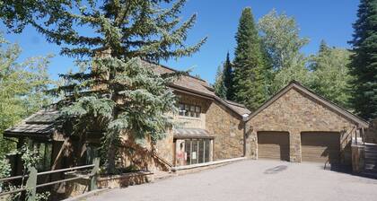 Large Wood Run 6 Bedroom Ski-in / Ski-out Access Home by RedAwning