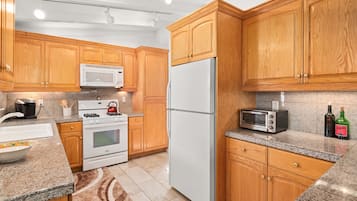 House, 3 Bedrooms | Private kitchen | Fridge, microwave, oven, dishwasher