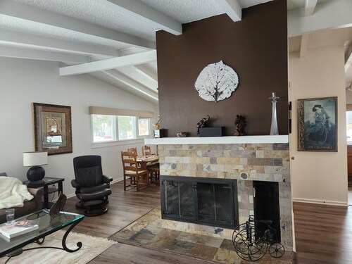 Aspen West End  - Quiet Neighborhood 3 Bedroom Home by RedAwning