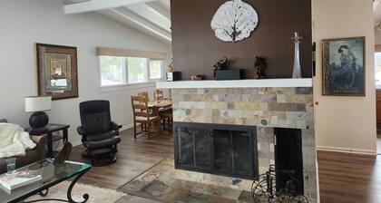 Aspen West End - Quiet Neighborhood 3 Bedroom Home by RedAwning