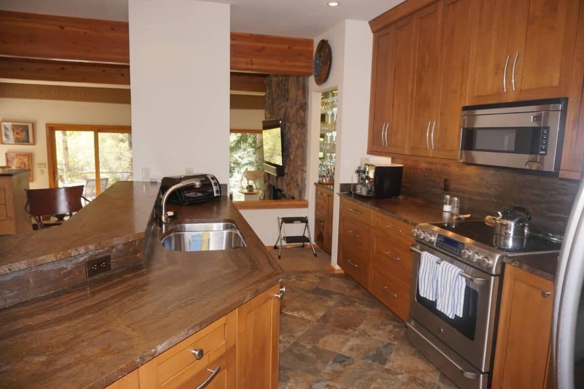 Townhome, 5 Bedrooms | Private kitchen | Fridge, oven, coffee/tea maker, toaster