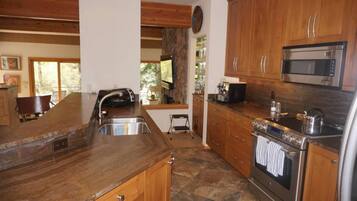 Townhome, 5 Bedrooms | Private kitchen | Fridge, oven, coffee/tea maker, toaster