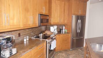 Townhome, 5 Bedrooms | Private kitchen | Fridge, oven, coffee/tea maker, toaster