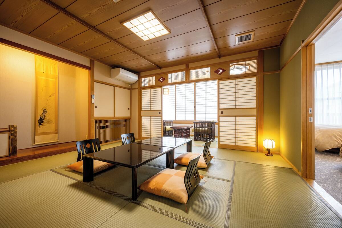 Een traditionele Japanse kamer met tatami vloeren, een lage tafel en glijdende deuren.