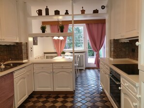 ثلاجة، ميكروويف، موقد طهي مسطح، غسالة أطباق