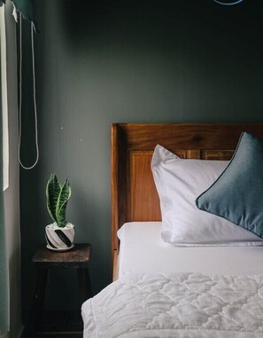 Minibar, escritorio, cortinas opacas y tabla de planchar con plancha