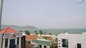 A coastal view with buildings and a beach. - Sông Suối homestay (Quy Nhon)