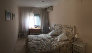 3 slaapkamers, een strijkplank/strijkijzer, internet, beddengoed