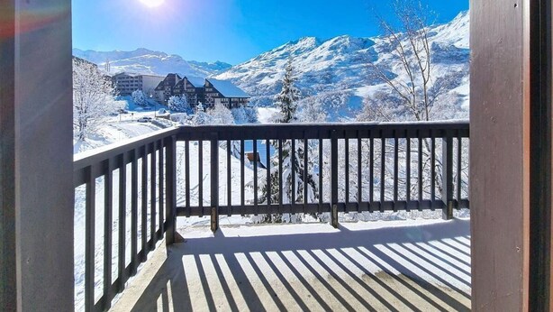 A balcony with a view of snow-covered mountains and a clear sky. - 100m from ski lifts, 3rd floor, balcony, tv, ski locker, 30m², Les Menuires (Les Menuires)