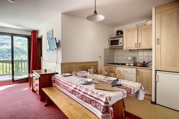 Fridge, oven, dishwasher