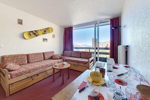 Dining - 100m from ski slopes, 7th floor, balcony, tv, ski locker, 30m², Les Menuires (Les Menuires)