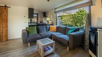 Fernseher, Kamin, Stereoanlage