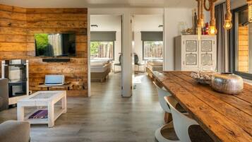 Fernseher, Kamin, Stereoanlage