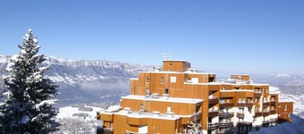 Pinta-ala: noin 20-22 mÂČ. Olohuone vuodesohvalla. Mökki, jossa on 2 kerrossĂ€nkyĂ€