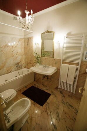 Shower, bidet, towels - Residenza San Faustino (Verona)