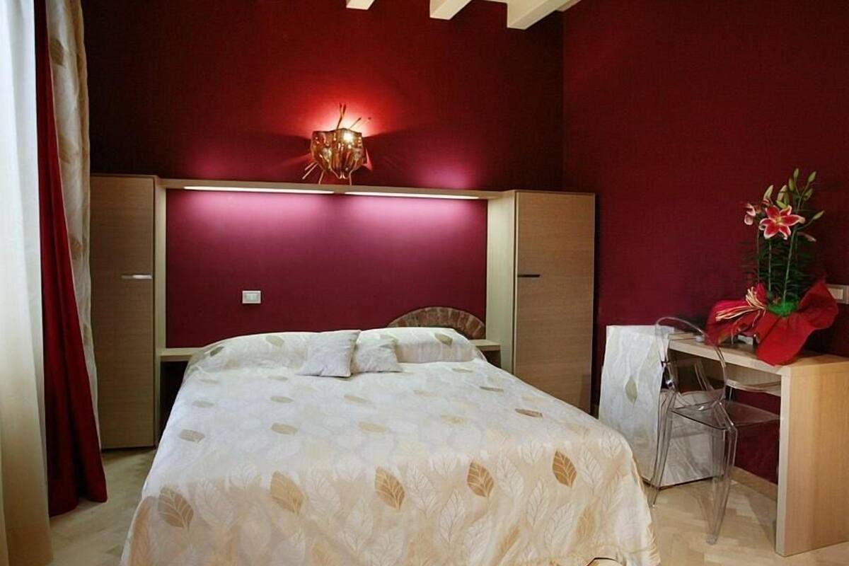 Double or Twin Room | Minibar, in-room safe, desk, free WiFi