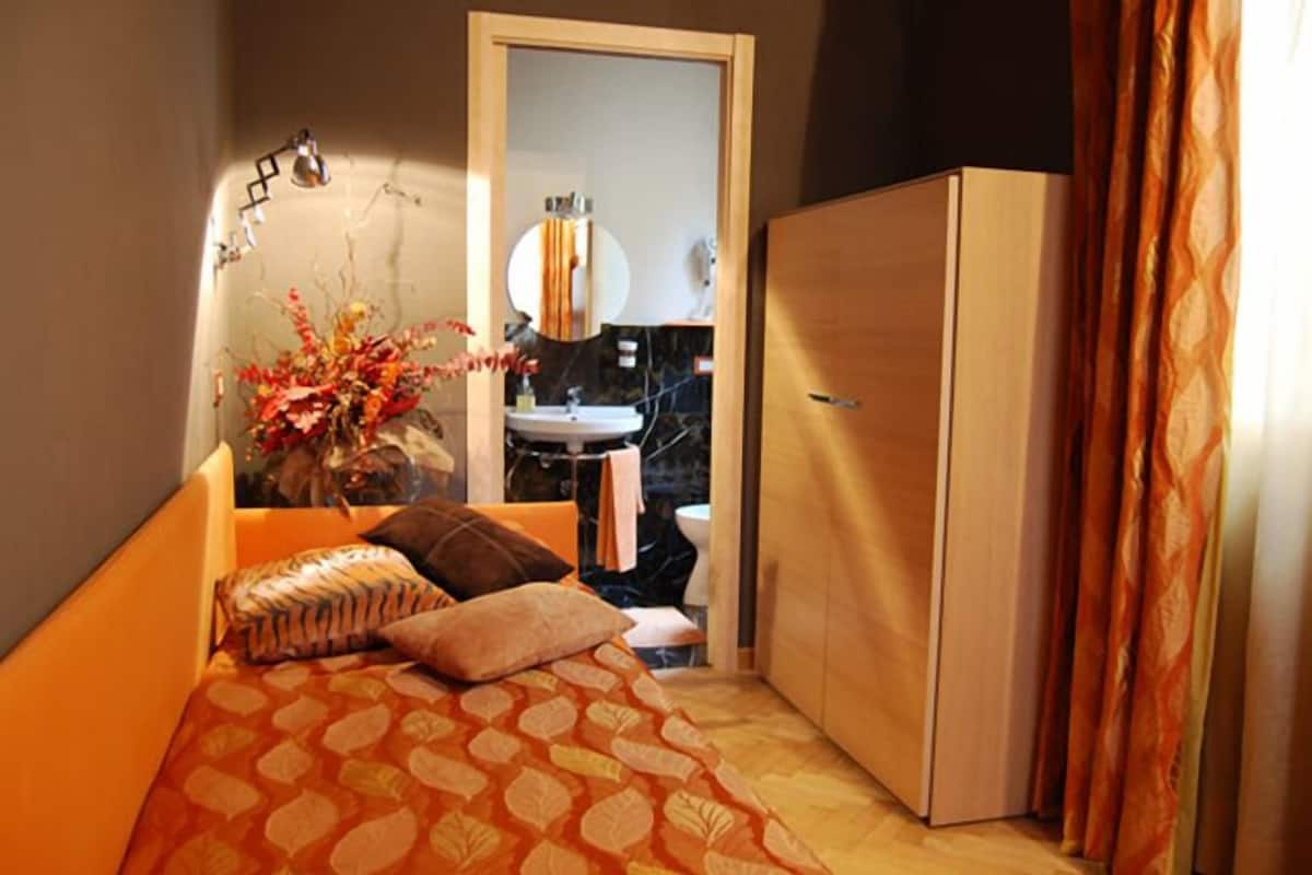 Enkeltrom | Minibar, safe på rommet, skrivebord og wi-fi (inkludert)