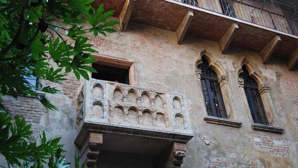 A historic building with a balcony, arched windows, and brick walls. - Residenza San Faustino (Verona)