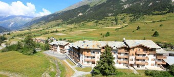 10m from ski slopes, 2nd floor, view ski slopes, balcony, parking, tv, ski locker, 65m², Val Cenis