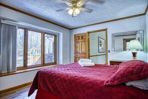 3 bedrooms, WiFi, bed sheets - SRL3-Very Private, Walk to Lakes! Hot tub! Pets ok! (Old Timberline)