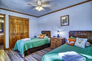 3 bedrooms, WiFi, bed sheets - SRL3-Very Private, Walk to Lakes! Hot tub! Pets ok! A/C (Old Timberline)
