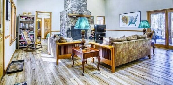 TV, fireplace - SRL3-Very Private, Walk to Lakes! Hot tub! Pets ok! (Old Timberline)