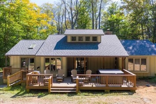 SRL3-Very Private, Walk to Lakes! Hot tub! Pets ok! A/C