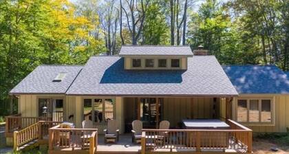 SRL3-Very Private, Walk to Lakes! Hot tub! Pets ok! A/C
