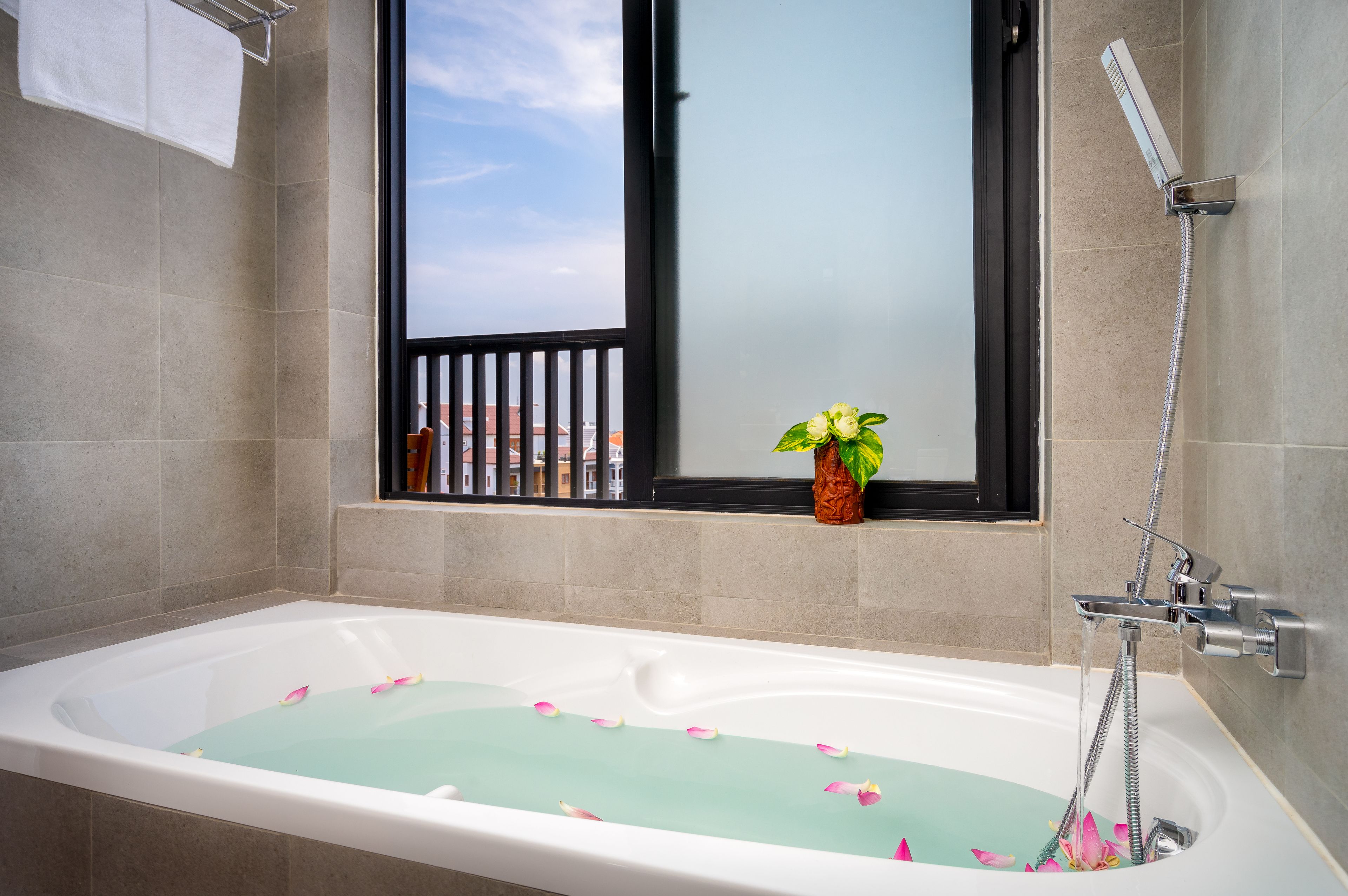 deep-soaking bathtub