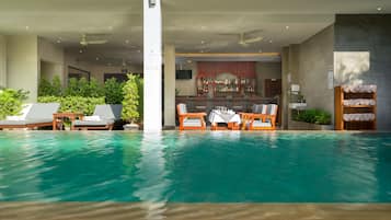 Piscine extérieure, parasols de plage, chaises longues
