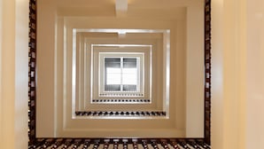Eine Reihe quadratischer Rahmen mit einem Fenster in der Mitte, wodurch ein räumlicher Eindruck entsteht.
