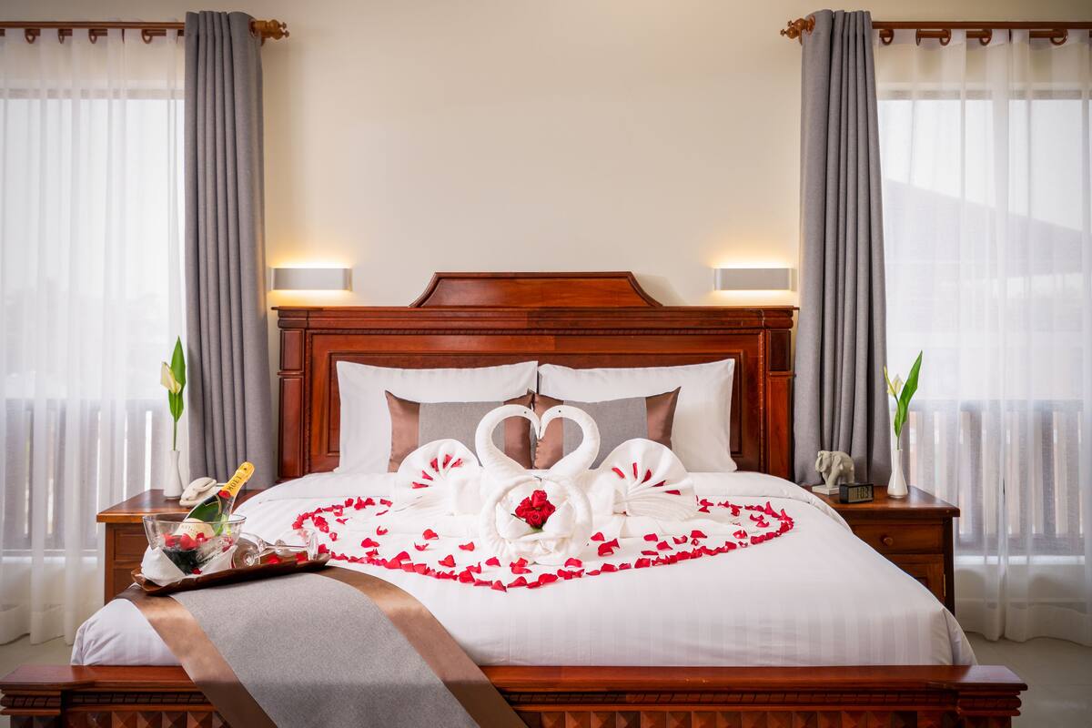 Mony Reach Suite with Balcony | Premium bedding, down comforters, Select Comfort beds, minibar