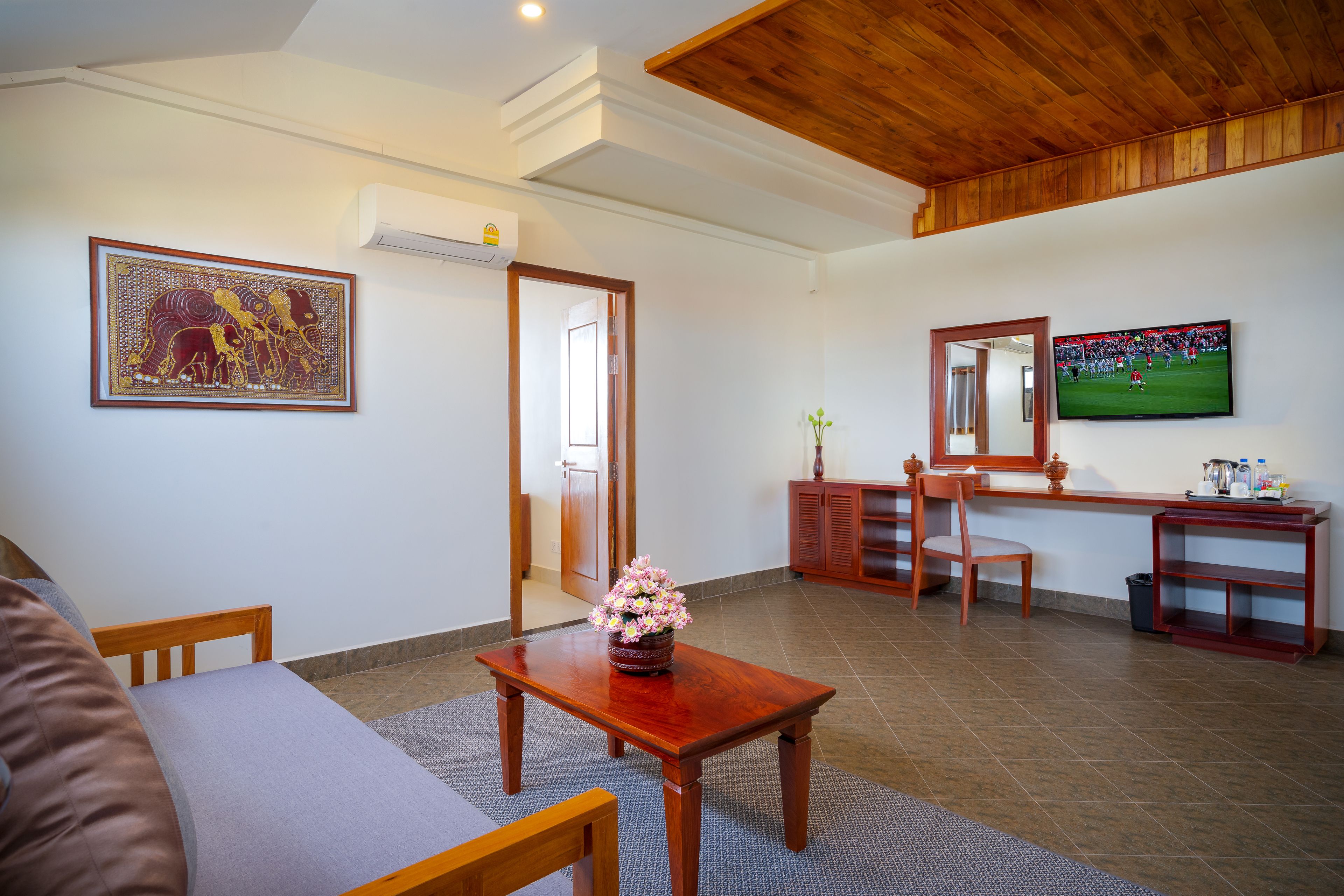 executive suite | living area | 42-inch smart tv with cable channels, tv, netflix